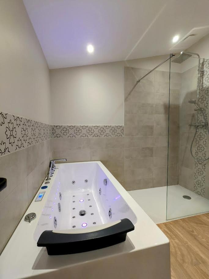 Le Boheme, Sauna & Spa Riorges Екстериор снимка