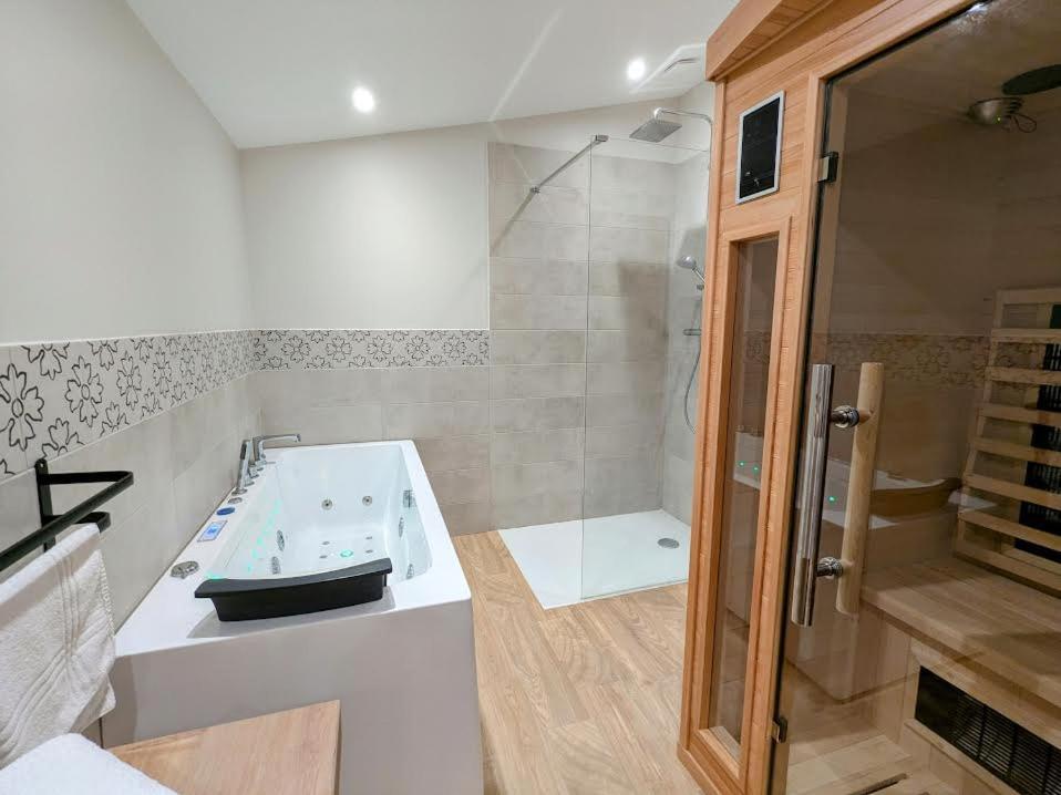 Le Boheme, Sauna & Spa Riorges Екстериор снимка